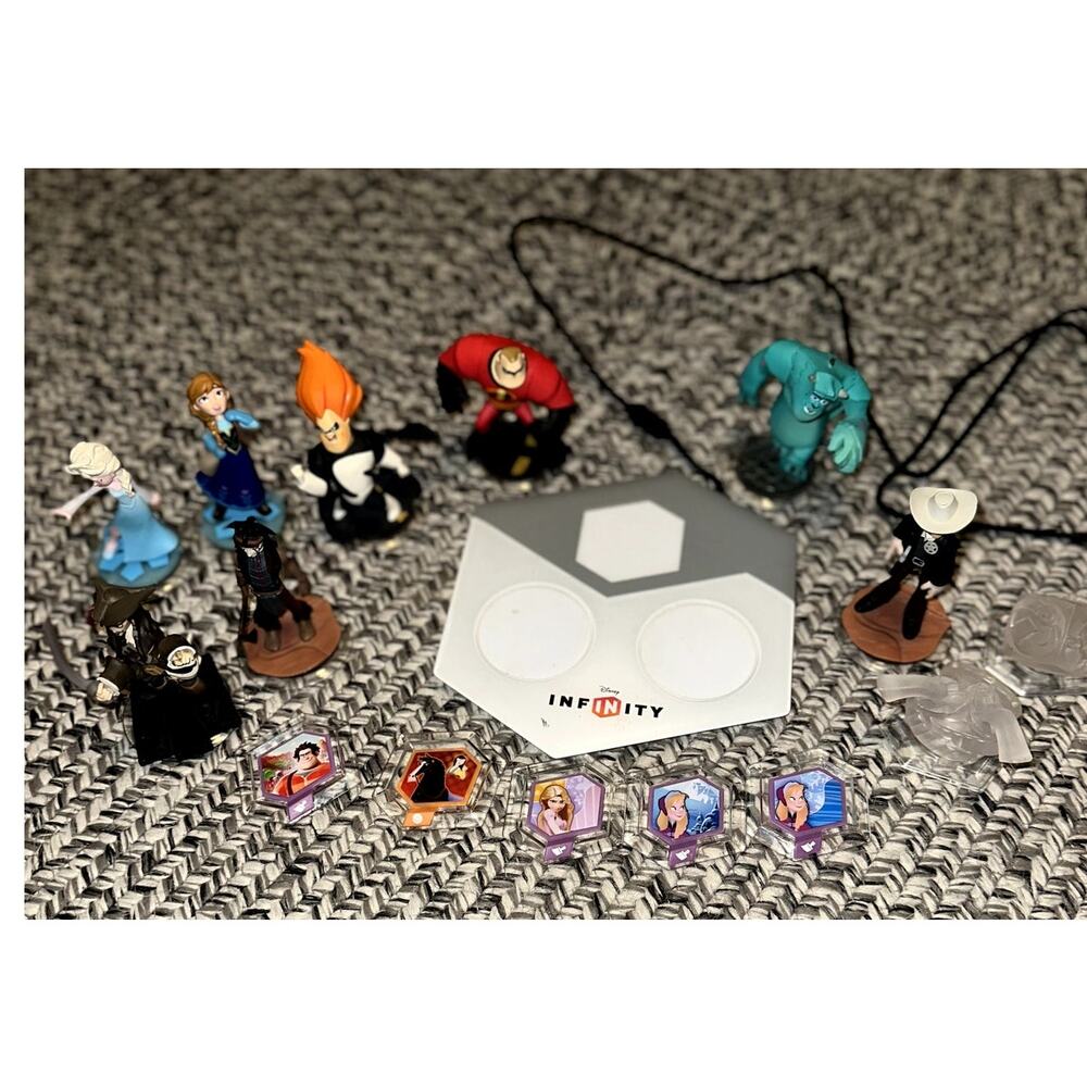 Disney Infinity Nintendo Wii Lot Base + Figures + Video Game